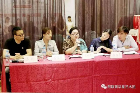 評委在認真點評。