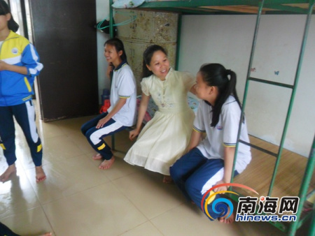 多年過去，孩子們對周萍已經(jīng)變成一種依賴。這種信任不僅是老師和學(xué)生，也是一種親情。這群特殊孩在周萍老師無微不至，盡心盡力地培育下，他們?nèi)缃褡兊媒】?、樂觀、積極向上。(南海網(wǎng)記者 孫令正 攝)