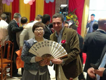 扇面上書寫著”社會主義核心價值觀“的具體內(nèi)容