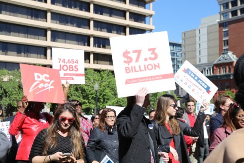 華盛頓特區(qū)旅游局公布2016年境內(nèi)游客數(shù)據(jù)，顯示人數(shù)再創(chuàng)新高，創(chuàng)造73億元消費(fèi)總量，保障了華盛頓7萬多份工作。(美國《世界日報(bào)》／羅曉媛 攝)