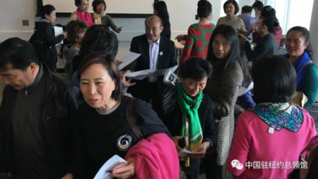 郭立珍教授在傳授舞臺(tái)經(jīng)驗(yàn)。(中國(guó)駐紐約總領(lǐng)館微信公眾號(hào) 資料圖)