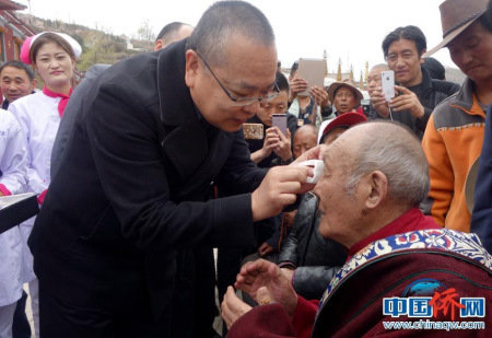 中國(guó)華僑公益基金會(huì)副理事長(zhǎng)兼秘書(shū)長(zhǎng)何繼寧為提前接受手術(shù)治療的白內(nèi)障患者揭紗。<a target='_blank' >中新社</a>記者 孫睿 攝