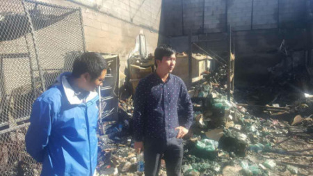 中國(guó)駐開普敦總領(lǐng)館領(lǐng)事官員看望受災(zāi)僑胞。