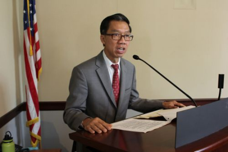 HR 31起草人周本立在決議案中指定每年的5月10日為加州鐵路華工紀(jì)念日。（美國《僑報(bào)》/高睿 攝）