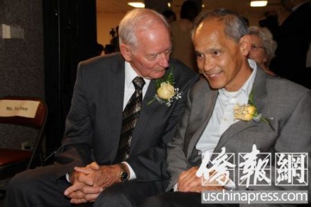 守墓人拉里（左）和鐵路華工后裔Russell Low（右）在首映禮上攀談。（美國(guó)《僑報(bào)》/邱晨 攝）