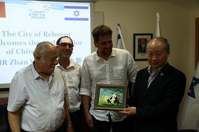 詹大使(右)贈送中國文化擺件