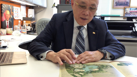 莫天成接受《世界日報》，談中國園計劃。(《世界日報》特派員許惠敏/攝) 