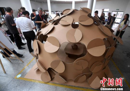 5月13日，比賽評(píng)委們正在對(duì)學(xué)生設(shè)計(jì)的“房屋”進(jìn)行評(píng)分。　張斌 攝