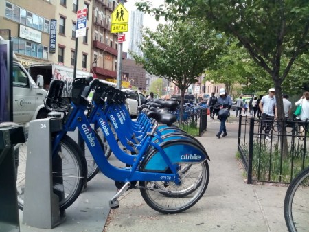 有的單車站沒車，有的單車站有很多車，需要公司調(diào)配。(美國《世界日?qǐng)?bào)》/韓杰 攝)