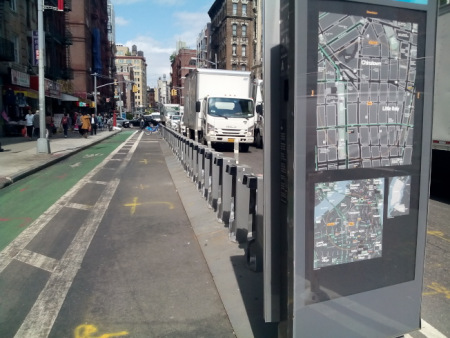 街道一半作為單車站，占地面積夠大。(美國《世界日?qǐng)?bào)》/韓杰 攝)