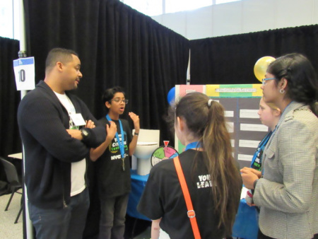 來自紐約市各區(qū)的學(xué)生根據(jù)不同主題進(jìn)行研究，并在青年公民研討會上向參加者展示研究主題和內(nèi)容。(美國《世界日報》/顏嘉瑩 攝)