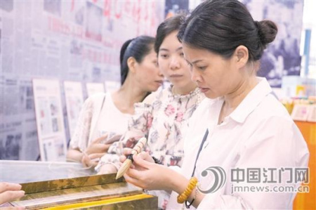 自明代陳白沙發(fā)明茅龍筆以來，茅龍筆一直被用來創(chuàng)作書法作品，并運(yùn)用至今。圖為觀眾欣賞茅龍筆。