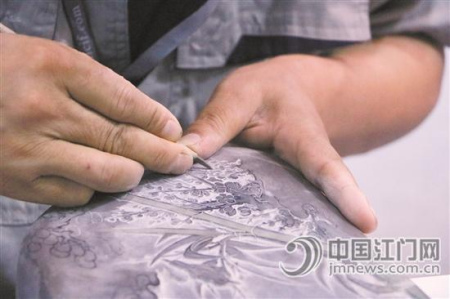 恩州奇石，產(chǎn)于恩平，該石質(zhì)地柔韌、縝密，溫潤、細(xì)膩，紋理豐富、色澤多姿多彩。圖為雕刻師現(xiàn)場展示雕刻技藝。