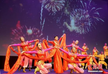當(dāng)?shù)貢r(shí)間2月9日晚，“文化中國·四海同春”唱響西班牙巴塞羅那，精彩紛呈的表演令人目不暇接。圖為開場歌舞《歡天喜地》。<a target='_blank' >中新社</a>記者 付強(qiáng) 攝