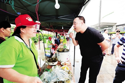 市民品嘗粽子。