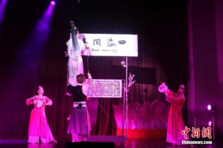 當地時間1月18日晚，“文化中國·四海同春”首次亮相素有“小福州”之稱的馬來西亞詩巫。至此，2017年“文化中國·四海同春”首個藝術團的訪演圓滿收官。圖為大木偶特技《桃花韻·書藝》。<a target='_blank' >中新社</a>記者 陸春艷 攝
