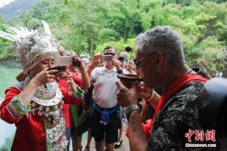 意大利球星巴喬走進(jìn)貴州荔波 體驗(yàn)苗族傳統(tǒng)婚俗。（<a target='_blank' >中新社</a>記者 賀俊怡 攝）