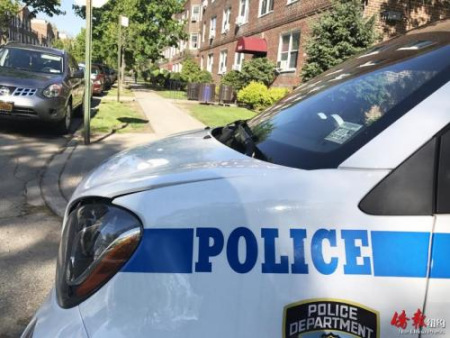 警方駐守在案發(fā)公寓樓外。(美國《僑報(bào)》/陳辰 攝)