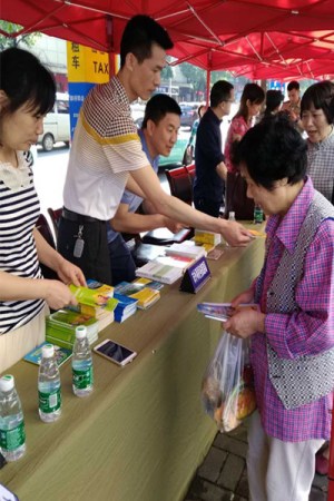 　　在中心城區(qū)開展僑務政策和涉僑法律法規(guī)宣傳。圖片來源：益陽文明網