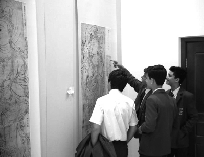 馬耳他中學生觀看“敦煌藝術(shù)文獻展”。 左 暉 攝