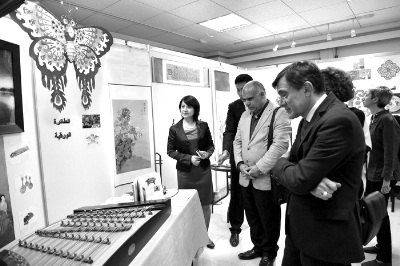 在第二屆“絲路書藝·三國書法筆會”上，各國書法家參觀開羅中國文化中心中國小屋。唐修梵 攝