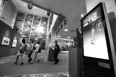  2015年11月7日，新加坡中國文化中心揭牌。當日，當?shù)赜^眾走進中心參觀。 本報記者 陳 曦 攝