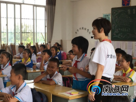 女童保護(hù)基金文昌壹善公益團(tuán)隊(duì)在文昌展開全覆蓋式教學(xué)，普及學(xué)生3000余人。南海網(wǎng)記者 孫令正 攝