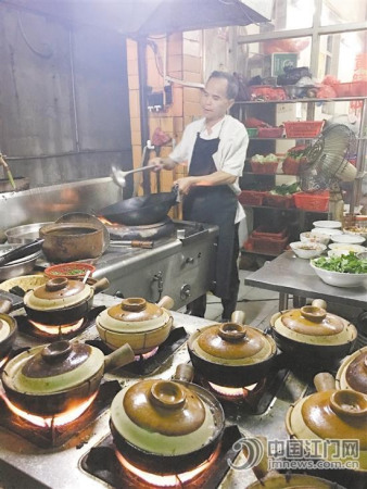 南興路曾經(jīng)是食肆云集的地方，被俗稱為“頸赤街”。如今街中的煲仔飯，仍然吸引“鐵粉”去追尋。