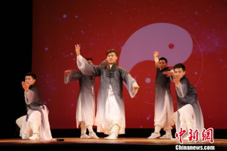 圖為首都體育學(xué)院的史龍龍等表演太極《中華神韻》　尹法根　攝 圖為中華文化大樂園青少年中華藝能翹楚與嘉賓合影留念?！∫ǜz