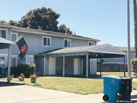 郭玉川在珍寶島共渡公寓住處內(nèi)被槍殺，附近一帶公寓住客不少是中國(guó)留學(xué)生。(美國(guó)《世界日?qǐng)?bào)》/李秀蘭 攝)