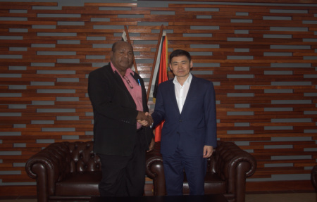 伊瓦瑞安到機(jī)場(chǎng)迎接薛冰大使。