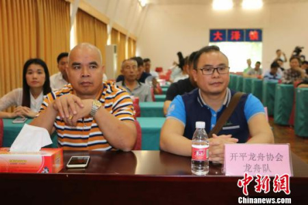 參加新聞會(huì)發(fā)布會(huì)的龍舟隊(duì)伍代表。唐貴江 攝