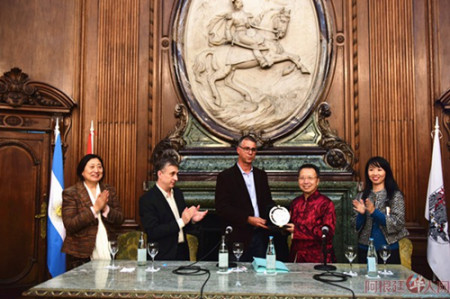 Javier Andrade議員將獎牌頒發(fā)給鐘清。(阿根廷華人網(wǎng)/柳軍 攝)