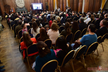 Javier Andrade議員將獎牌頒發(fā)給鐘清。(阿根廷華人網(wǎng)/柳軍 攝)