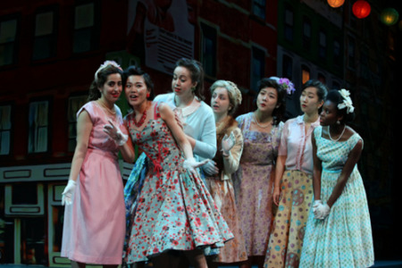 班班玲玉(左二)在「愛之甘醇」演出劇照。