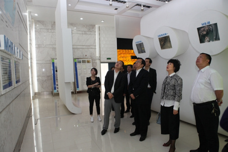 四川省外事僑務(wù)辦主任慕新海（右三）考察四川匯宇制藥有限公司。