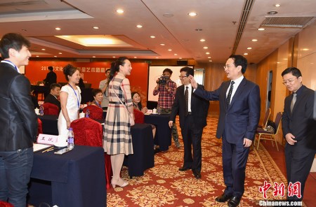 5月17日，由中國(guó)國(guó)務(wù)院僑務(wù)辦公室舉辦的2017年“文化中國(guó)·華星藝術(shù)團(tuán)高級(jí)研修班”在北京舉行開班儀式，來(lái)自23個(gè)國(guó)家的77名海外文化社團(tuán)負(fù)責(zé)人將進(jìn)行為期10天的學(xué)習(xí)交流。國(guó)務(wù)院僑辦副主任譚天星出席開班式并講話。2015年至今，“華星藝術(shù)團(tuán)高級(jí)研修班”已舉辦三期。本期面向42家華星藝術(shù)團(tuán)舉辦，旨在加深華星藝術(shù)團(tuán)對(duì)于文化工作的認(rèn)識(shí)，提高其組織僑社大型文化活動(dòng)的專業(yè)能力和水平。 <a target='_blank' >中新社</a>記者 張勤 攝