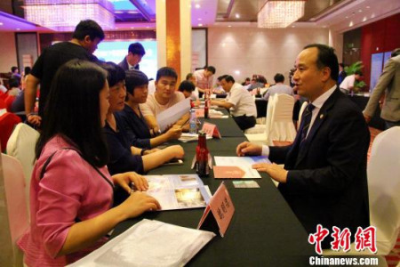 海外僑商、僑領(lǐng)同安徽省直有關(guān)部門和地方招商部門進(jìn)行項(xiàng)目對(duì)接洽談，一批項(xiàng)目達(dá)成合作共識(shí)?！Ⅷ欪Q 攝