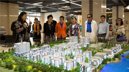 眾參會(huì)代表參觀項(xiàng)目。