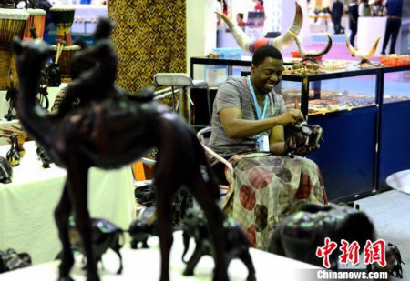 精致的非洲木偶。　王東明 攝