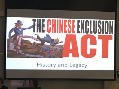 點(diǎn)擊進(jìn)入下一頁(yè) 　　講座簡(jiǎn)報(bào)里一張1880年間的排華插圖。(美國(guó)《世界日?qǐng)?bào)》記者張毓思／攝影)