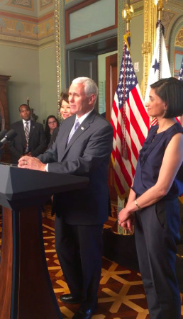 白宮舉行亞太裔傳統(tǒng)月慶祝招待會，副總統(tǒng)潘斯(中)、運輸部長趙小蘭(潘斯左后)、維爾瑪(右)出席致詞。(美國《世界日報》/莫天成供圖)