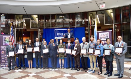 伊利諾伊州州務卿懷特(左)16日在州府大樓大廳舉行的亞太裔傳統(tǒng)月慶祝活動中，黃婉嫻榮獲“小區(qū)服務獎”。(美國《世界日報》/董宇 攝)