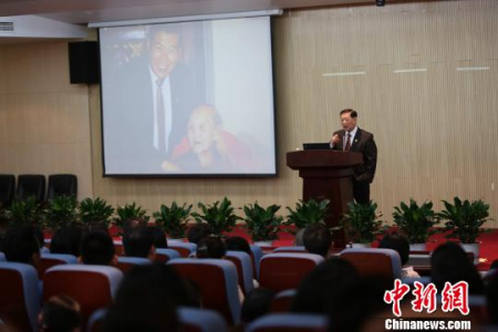 華裔名探李昌鈺與南大學(xué)子談成功：善用時間瞄準(zhǔn)目標(biāo)不放松。佘治駿 攝