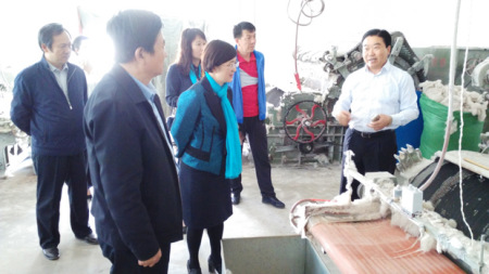 聽(tīng)取公司負(fù)責(zé)人匯報(bào)工作情況。