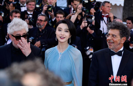 第七十屆戛納國(guó)際電影節(jié)5月17日拉開(kāi)序幕，國(guó)際影壇、娛樂(lè)界和時(shí)尚界各路明星紛紛踏上開(kāi)幕式紅地毯。不少華人明星也在電影節(jié)首日亮相。圖為電影節(jié)主競(jìng)賽單元評(píng)委、中國(guó)演員范冰冰（中）亮相開(kāi)幕式紅毯秀。 <a target='_blank' >中新社</a>記者 龍劍武 攝