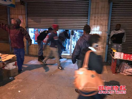 布隆方丹市爆發(fā)騷亂，多家中國店鋪受波及。(南非《非洲時(shí)報(bào)》)