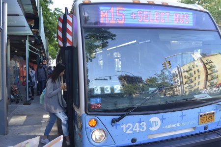 華埠將迎來更多配有Wi-Fi、USB充電接口等現(xiàn)代化設(shè)備的新公交車。(美國《世界日報(bào)》/俞姝含 攝)