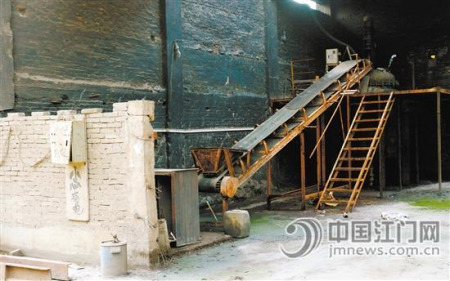 江門(mén)水泥廠廠區(qū)寂寥無(wú)人，但處處是人們生產(chǎn)活動(dòng)留下的印跡。