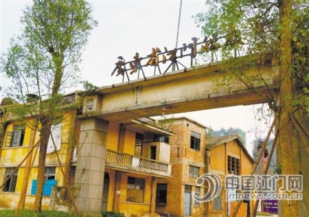 “廣東省江門(mén)船廠”的招牌靜靜佇立，只有斑斑鐵銹告訴我們，那一段歲月已經(jīng)逝去。